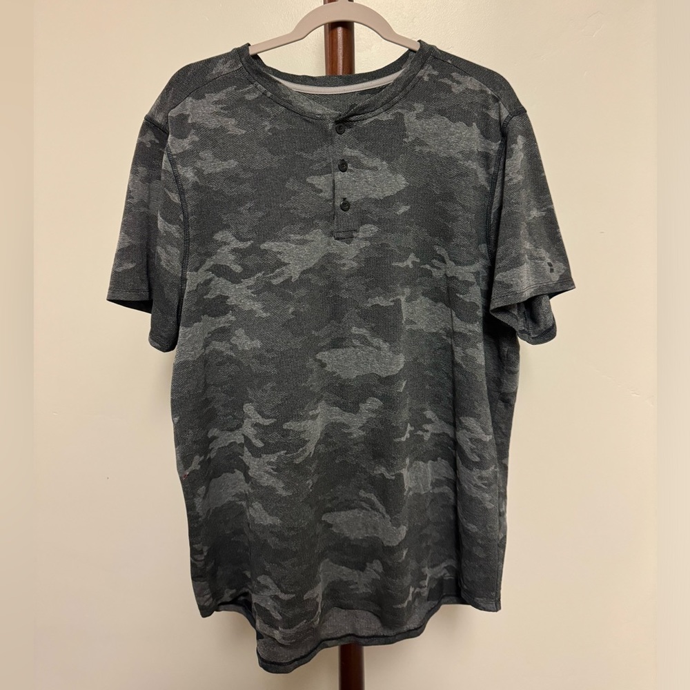 Black & Gray Camouflage T-Shirt. Size L Mens.
